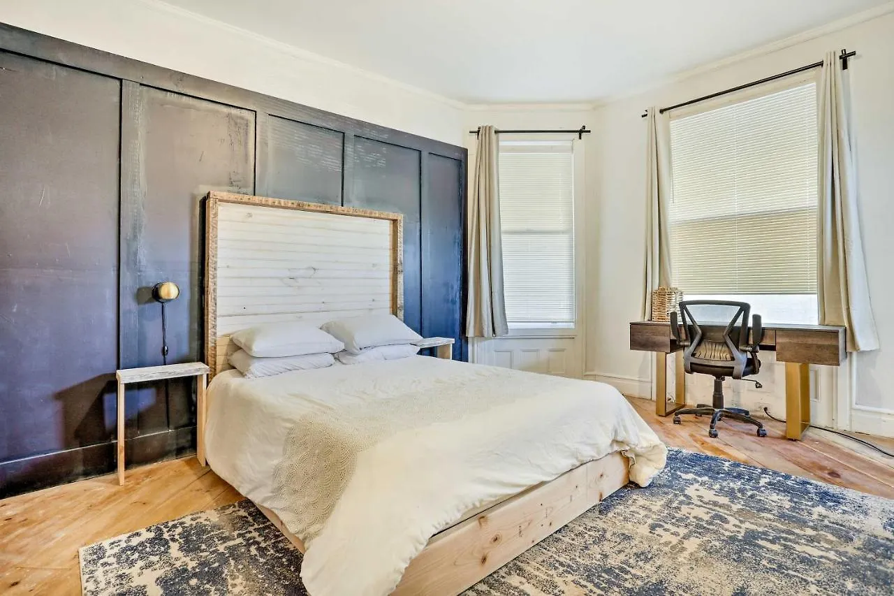 Stylish Newark Home With Deck Less Than 14 Mi To Nyc!