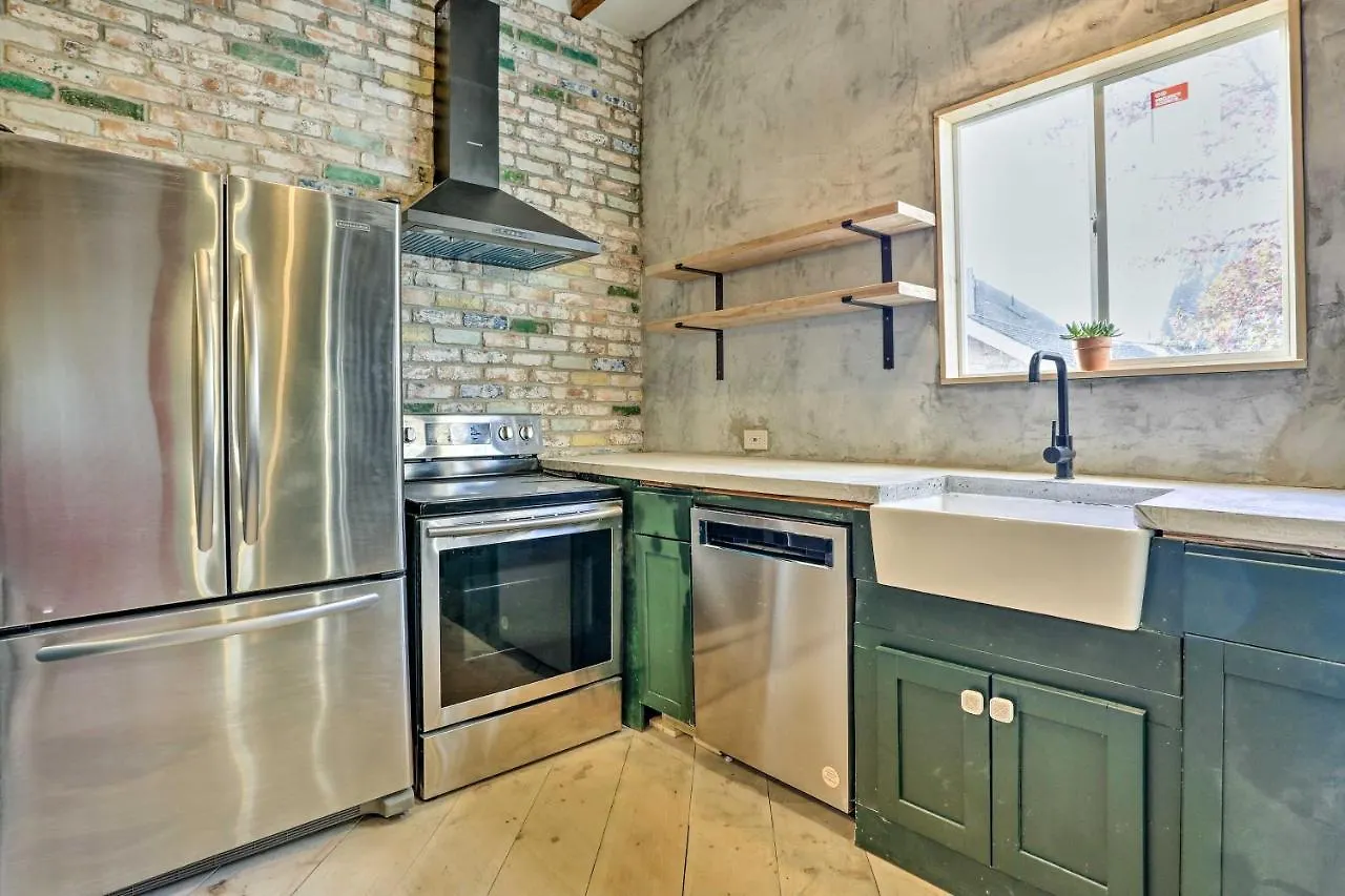 Stylish Newark Home With Deck Less Than 14 Mi To Nyc! Holiday home