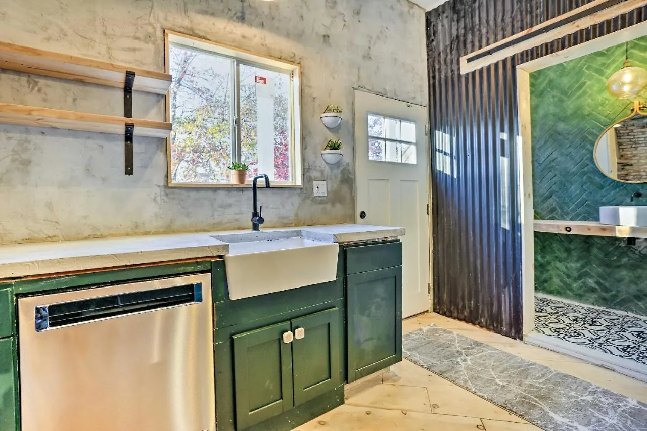 Stylish Newark Home With Deck Less Than 14 Mi To Nyc!